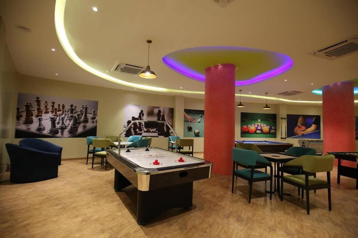 Rajhans Belliza Luxurious Studio Apartment Surat Buitenkant foto